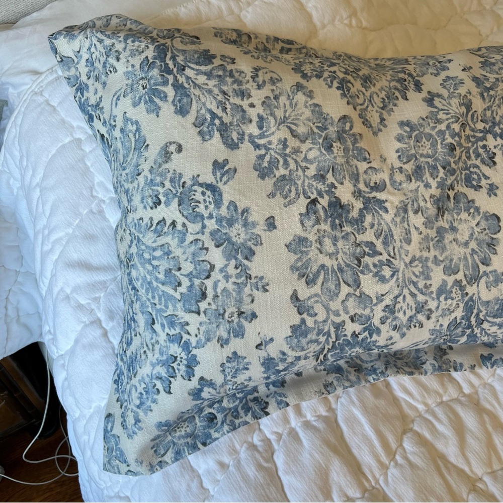 NWOT Set of 2 Indigo Blue and White Floral Pillow Shams, standard size - Picture 4 of 14